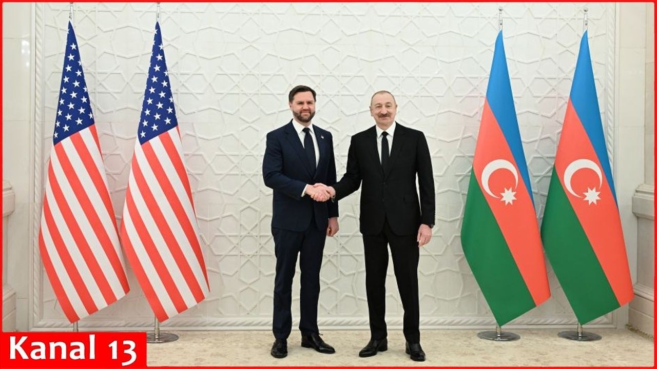 Президент Азербайджана Алиев приветствовал Вэнса на переговорах вскоре после его прибытия в Баку.