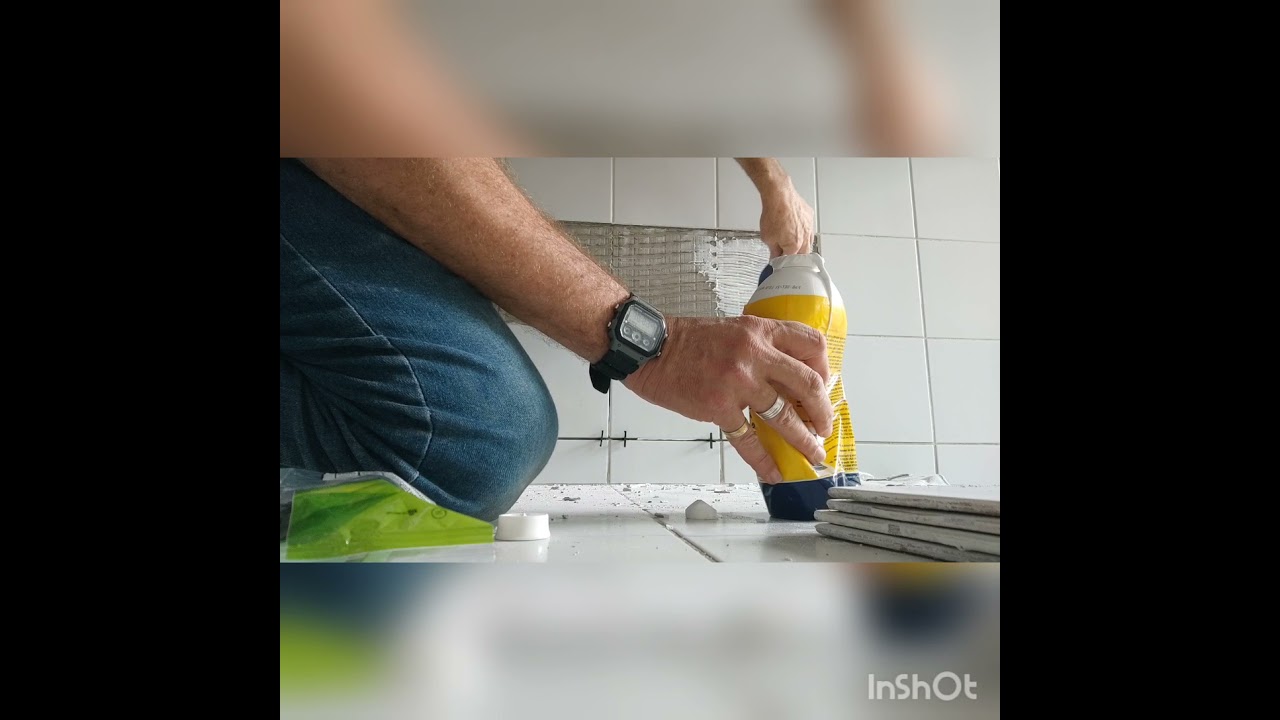 Colando azulejo solto com cola Pulvitec