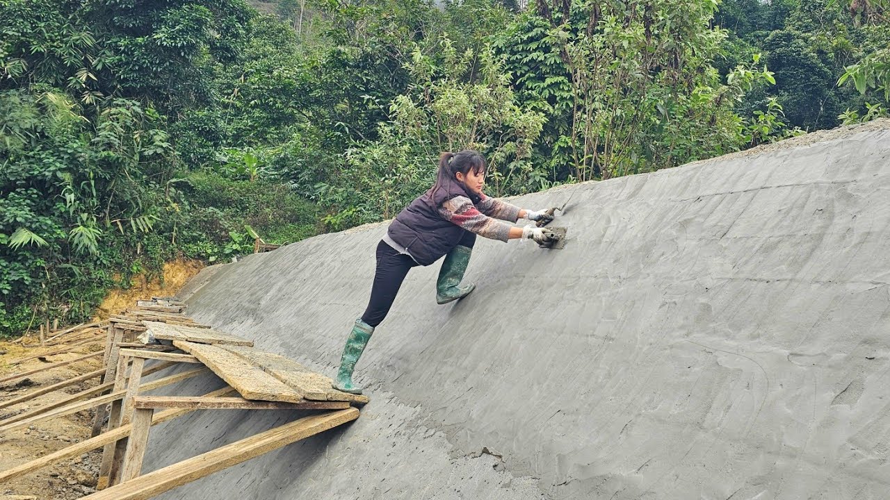 The girl completed the pond waterproofing project in a creative way ; Ban Thi Diet