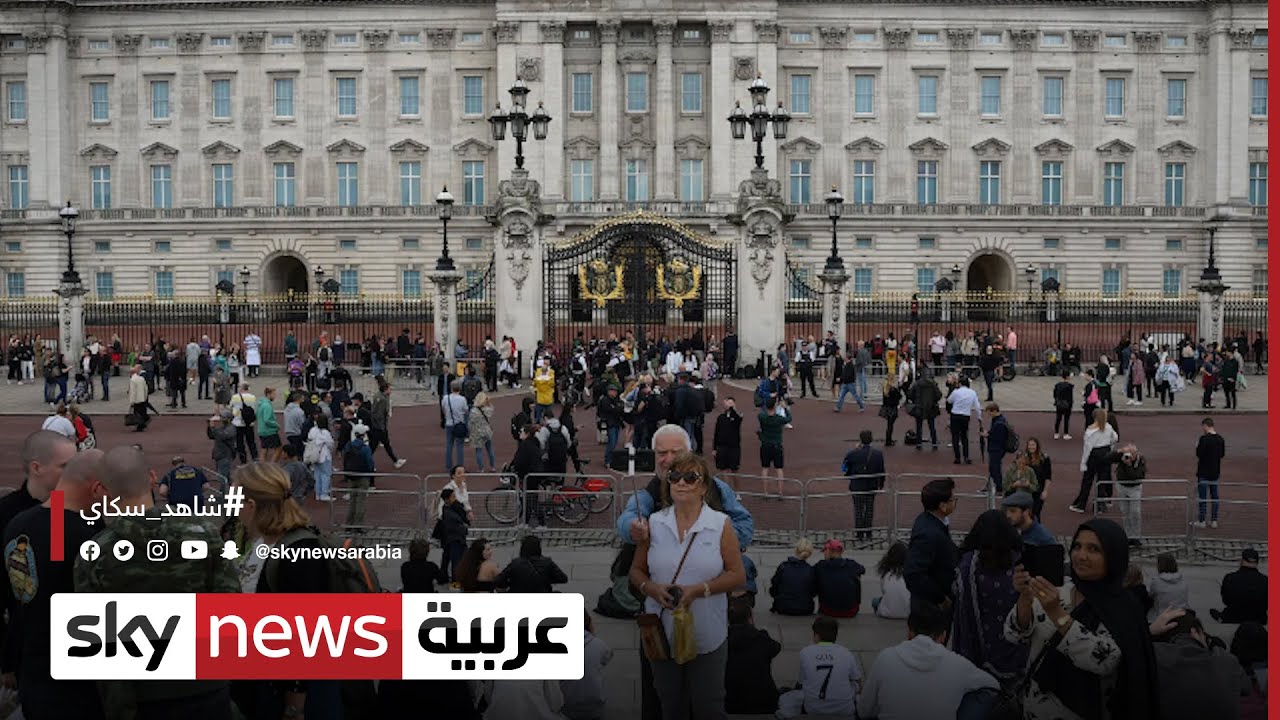 تجمع حشد من البريطانيين أمام قصر باكنغهام تحت المطر للتعبير عن حزنهم لوفاة الملكة إليزابيث