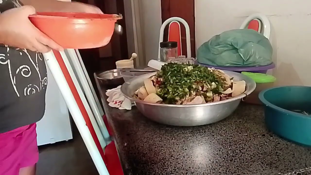 Temperando o mocotó para as vendas de sábado e domingo.