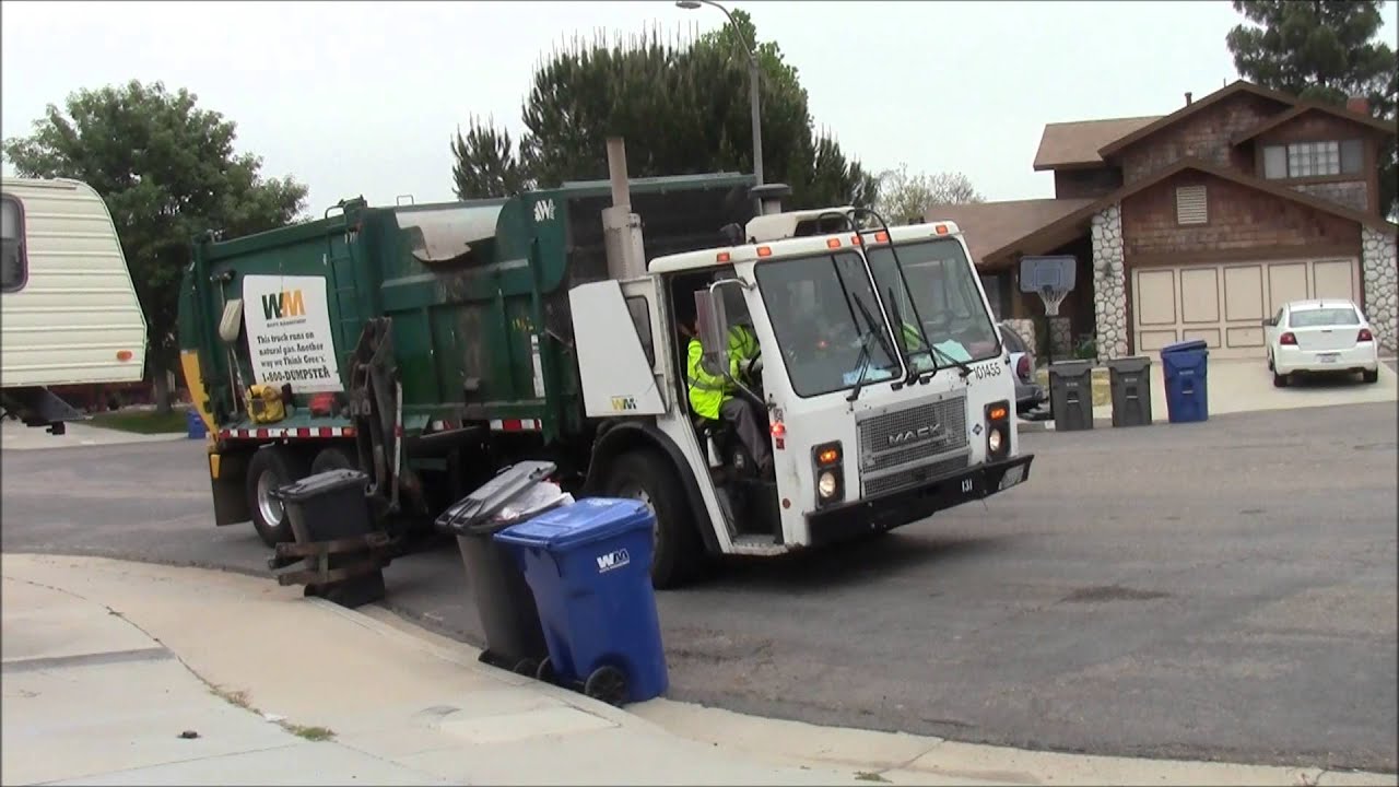 Mack LE Wittke Crocodile Garbage Truck
