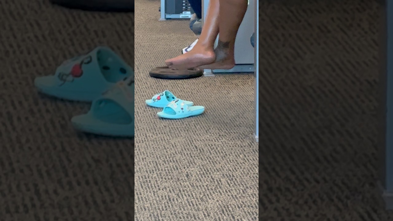 Black Lady Works Out With OILED FEET OUT IN THE FJ POSITION!👀
