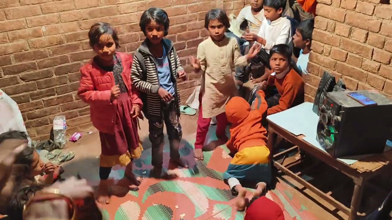 गाँव के बच्चों की प्यारी क्लास – सीखते और मुस्कुराते चेहरे ❤️📚