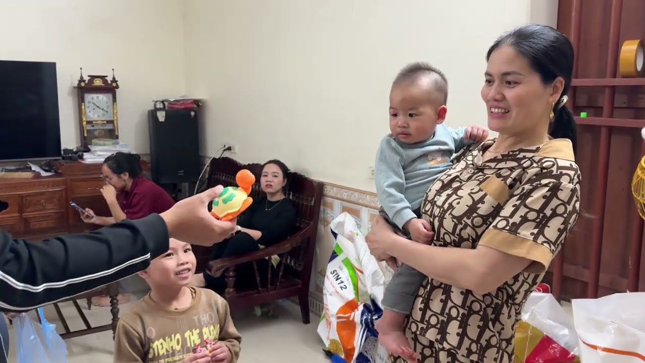 Coca Rất Thích Quà Của Bố Mẹ Mua 