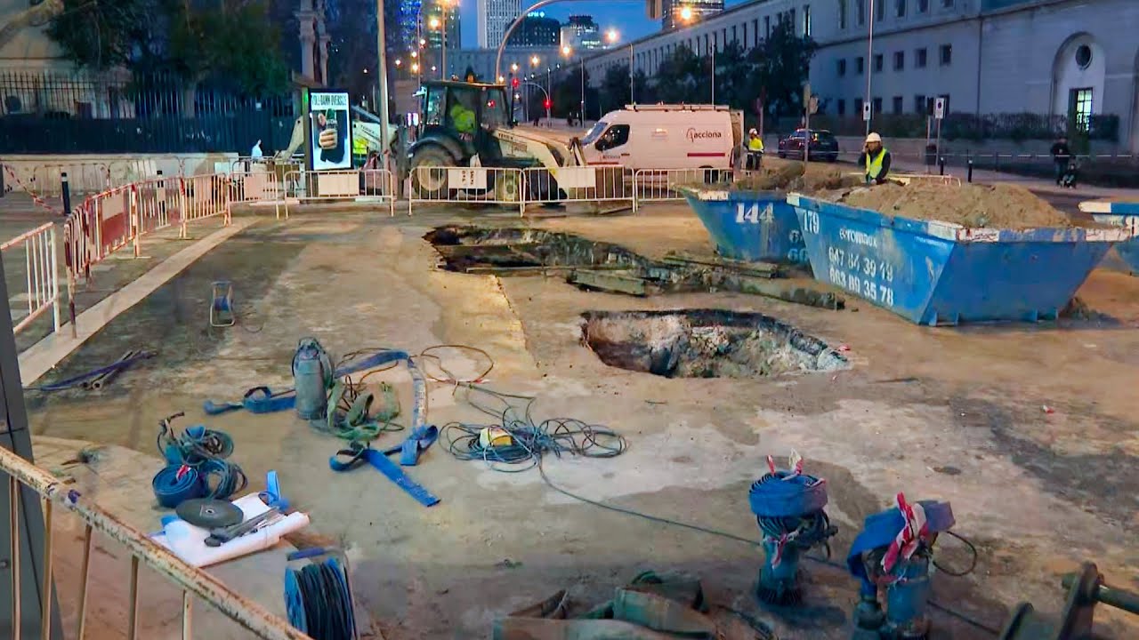 Socavón en la Castellana por la rotura de una tubería