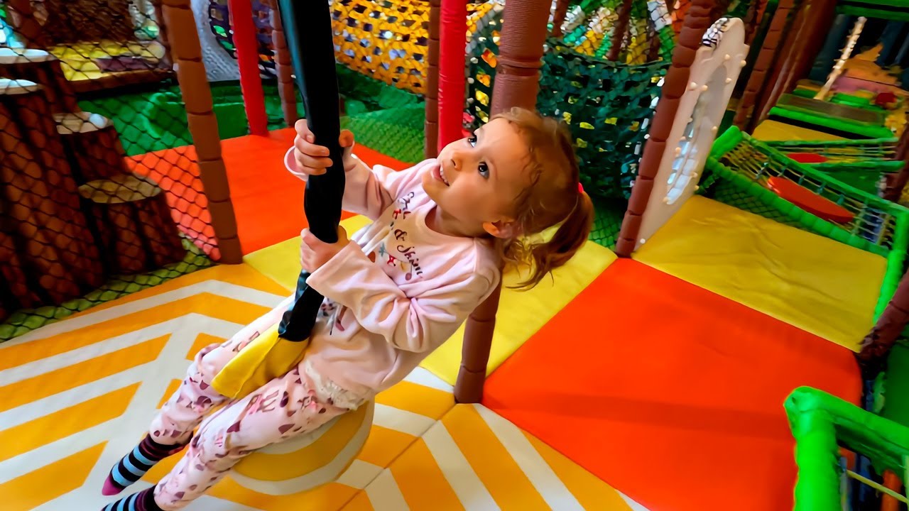 Яркий день Анны на детской площадке CocoBambino: смех, игры и новые открытия 🌈🎡😃