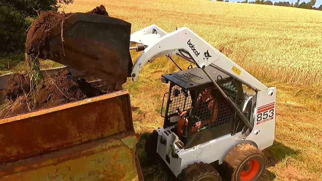 Digging & loading soil for yard maintenance / Bobcat 853H
