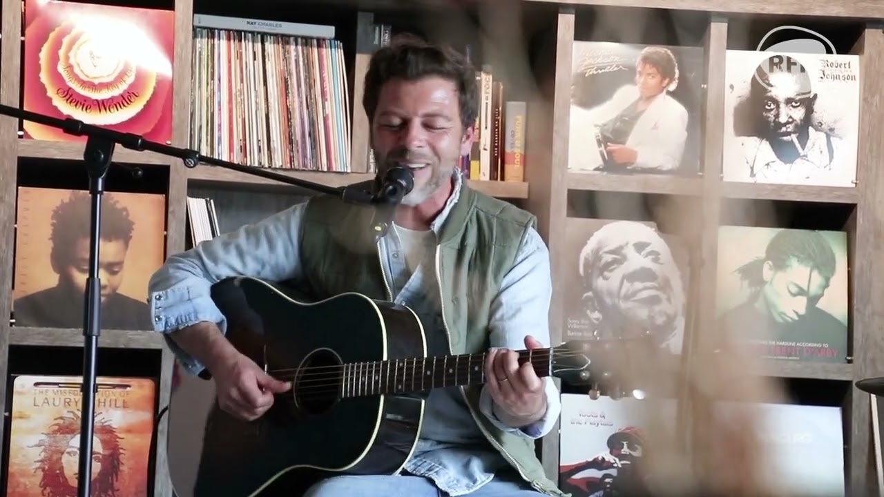 Christophe Maé invite l'équipe du 16/20 chez lui et chante 