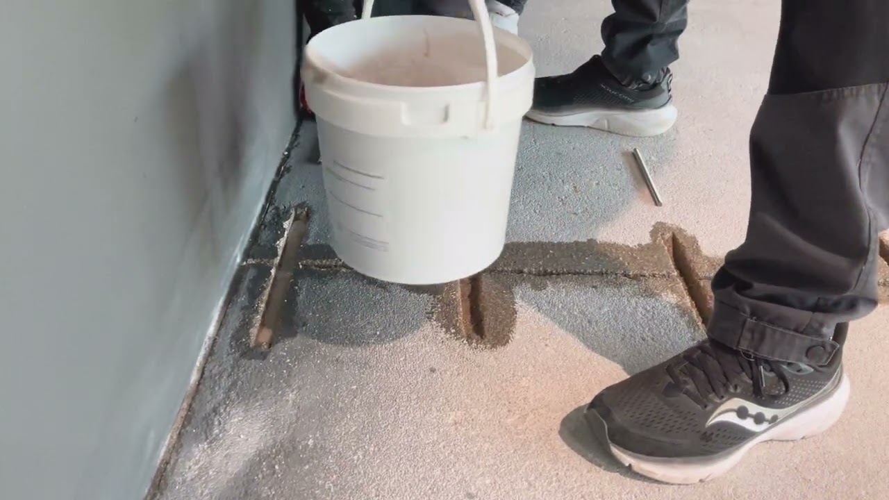 Preparazione Giunto su Massetto per Pavimento in Resina Cucitura Tecnica con Barre in Acciaio