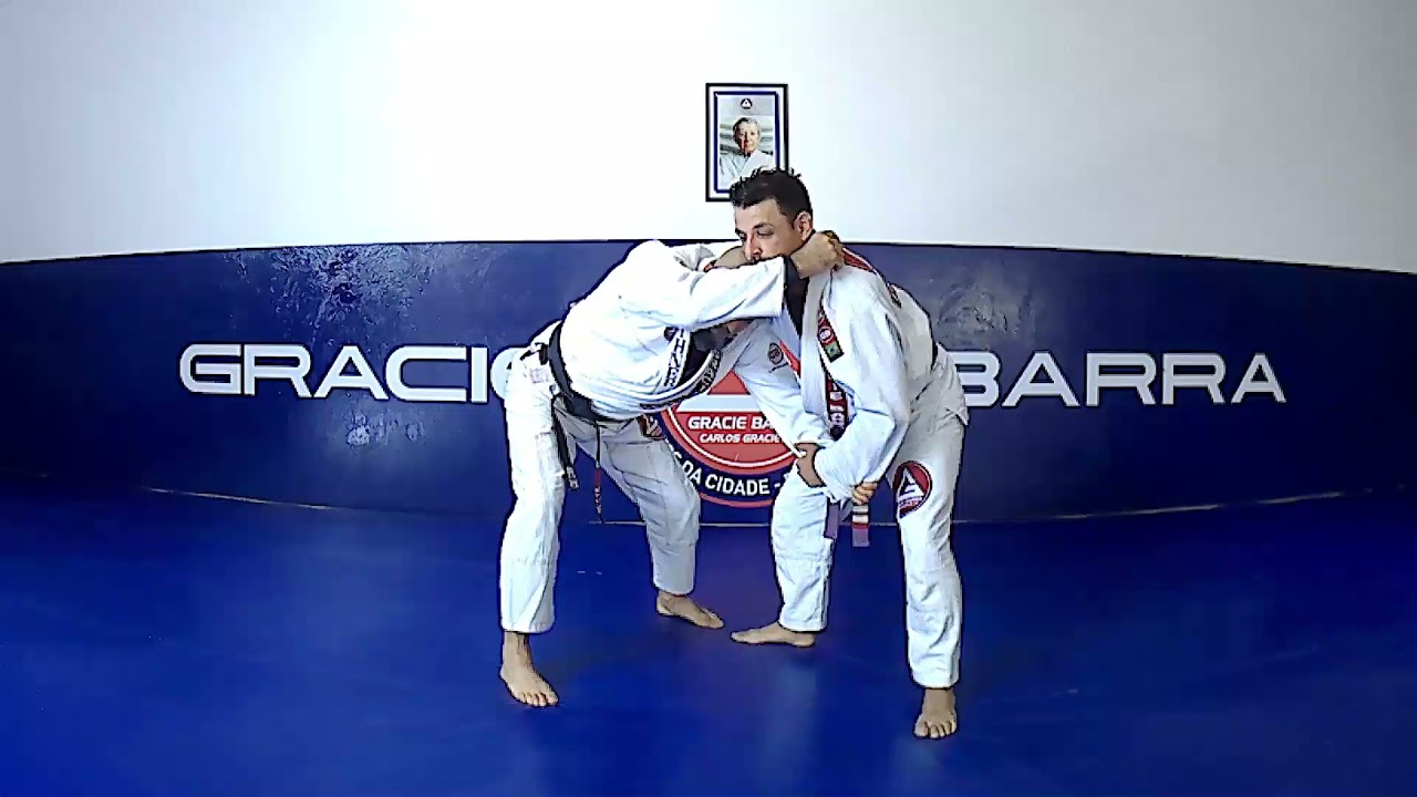Queda de mão dominando a gola do adversário