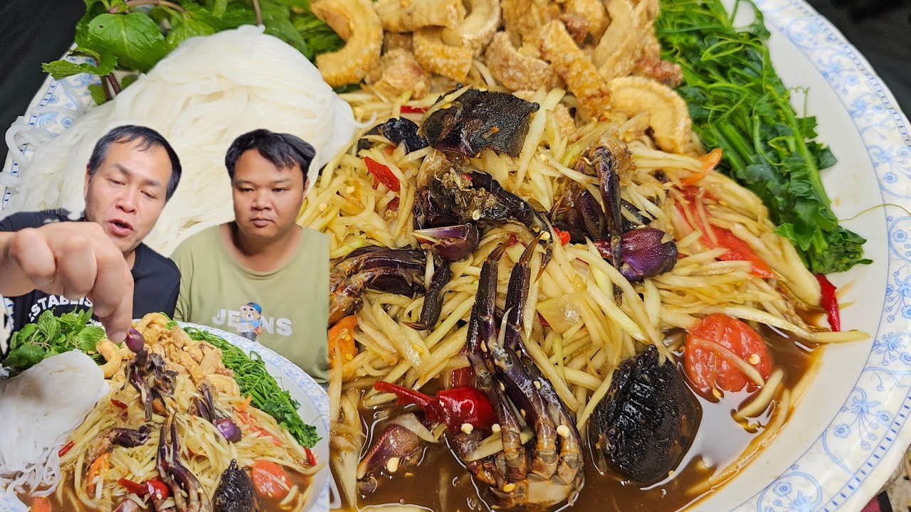 ส้มตำปูปลาร้าบ้านๆกับผักลวกริมรั้วแคปหมูโบราณกรอบๆและเป็นเมนูฉลองวันเกิดให้หมูอ้วน #มีน้อยกินตามน้อย