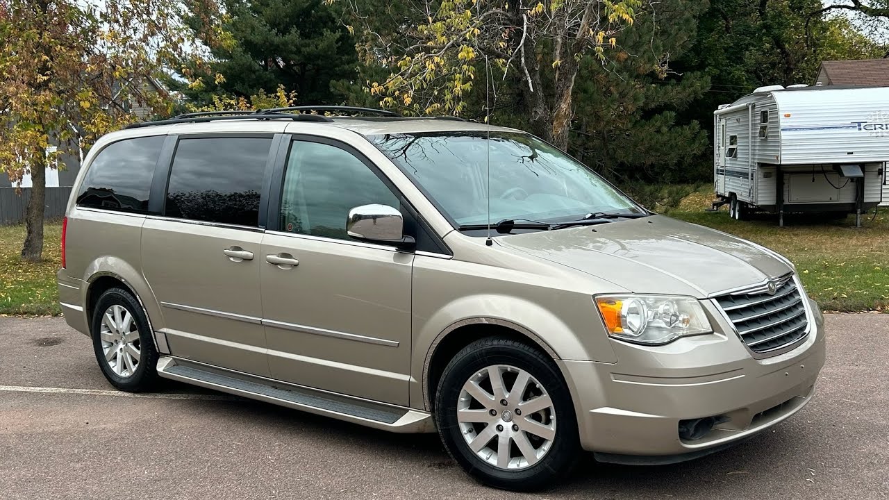 Видеообзор Chrysler Town & Country 4.0 Signature Series 2010 года.