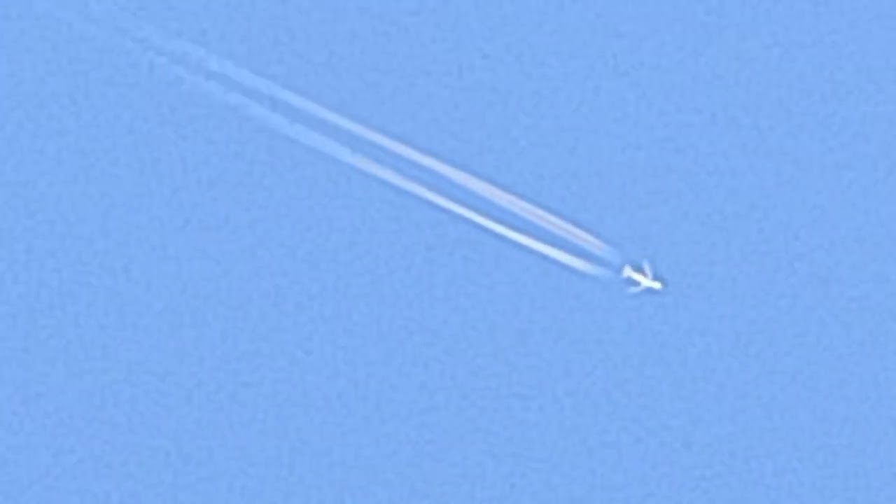 SQ7289 AKL - SIN flyover with contrails