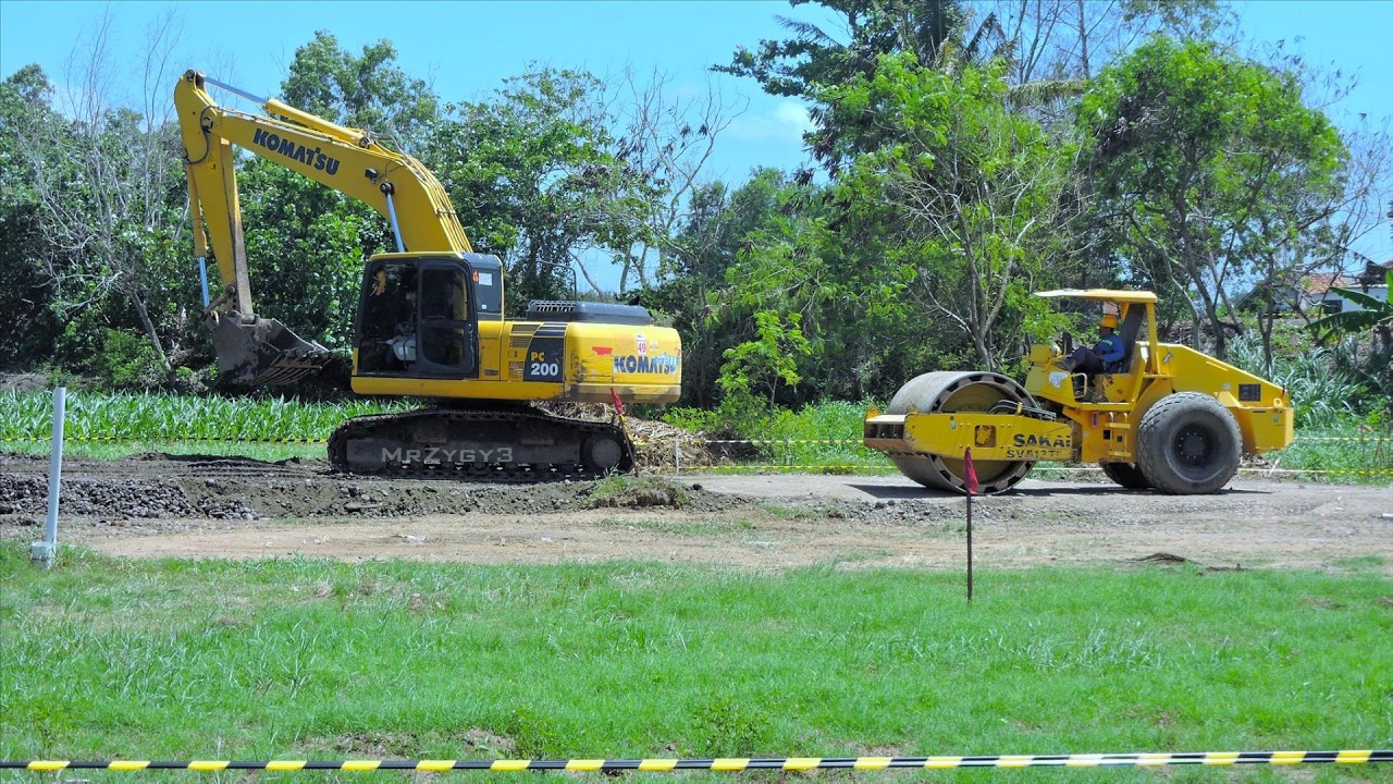 Non-Stop Unloading! Dump Truck Fleet vs. Komatsu PC200 Spreading New Road Base