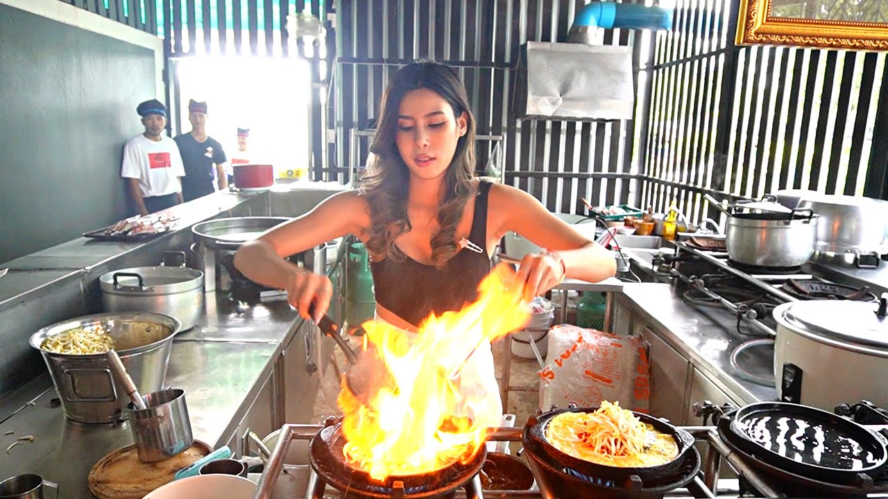 Beautiful Skills in Cooking on A Hot Plate