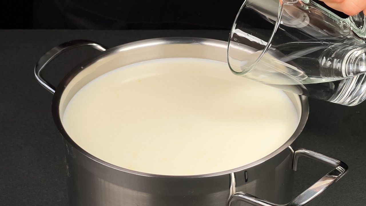 So können Sie zu Hause in 15 Minuten nur mit Milch Cheddar oder Mozzarella herstellen!