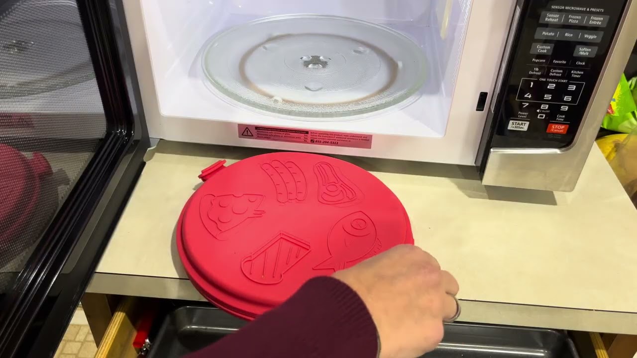 Making good looking pizza in the microwave with grill pan.