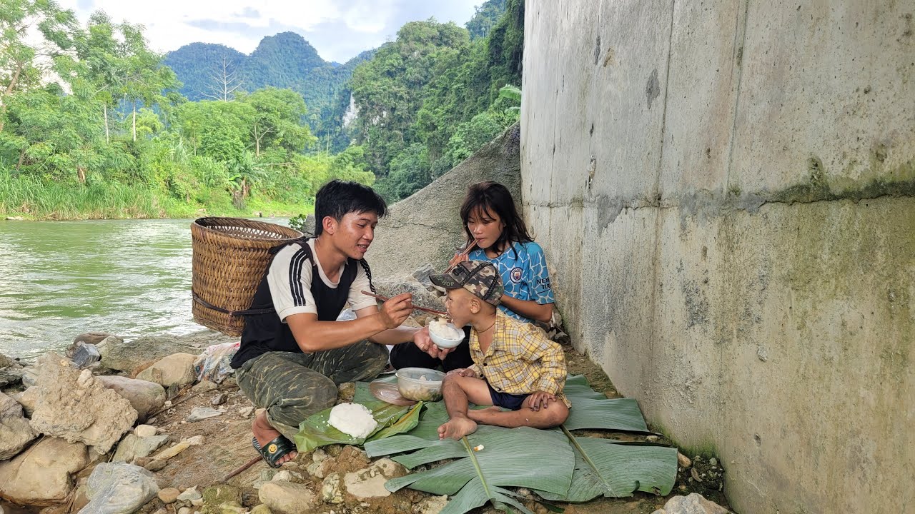Binh met two children living under the bridge - Binh bought meat to cook a nutritious meal for them
