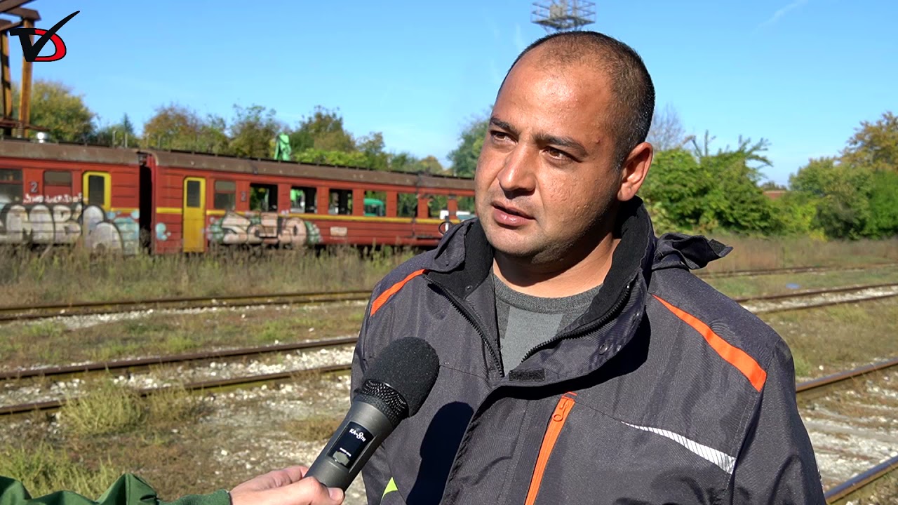 Режат за скрап бракуваните влакове на гарата в Добрич