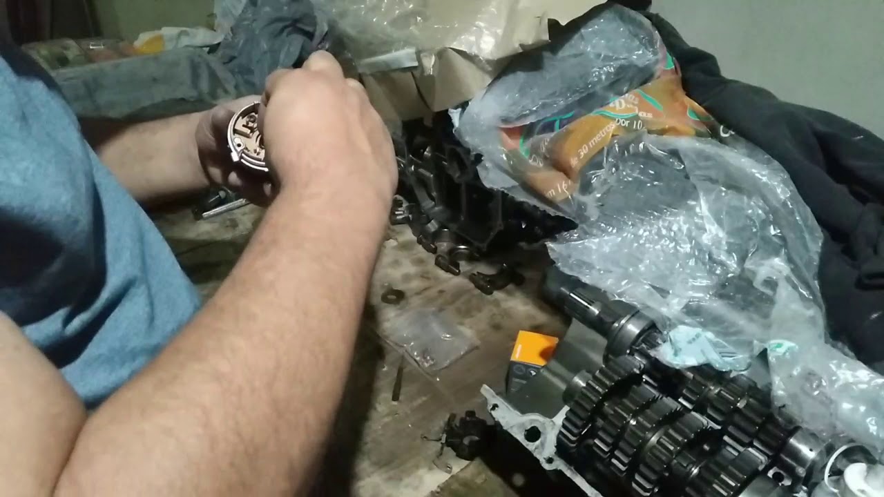 Trocando escovas do motor de arranque GSXF 750 - galo não ajudou rsrs