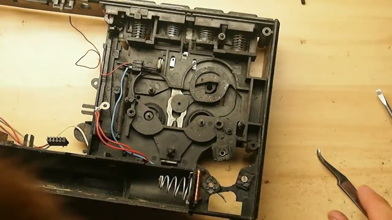 Radiomagnetofon ze śmieci - RM-407 "Emilia" - część trzecia - demontaż mechanizmu magnetofonu