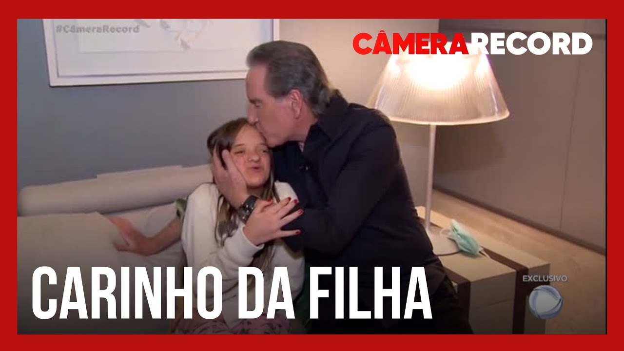 Roberto Justus recebe carinho da filha Rafaella Justus