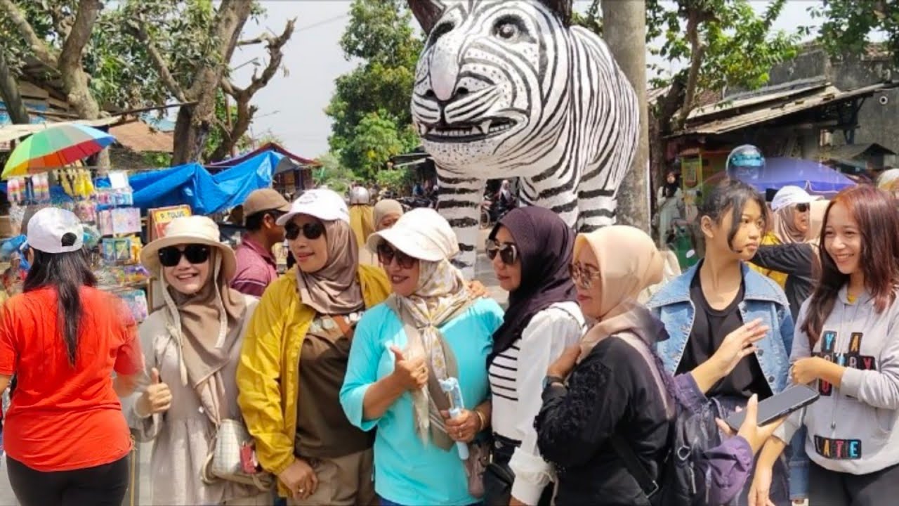 Suasana patung macan viral saat tahun baru lautan manusia/Balong jeruk kunjang kediri