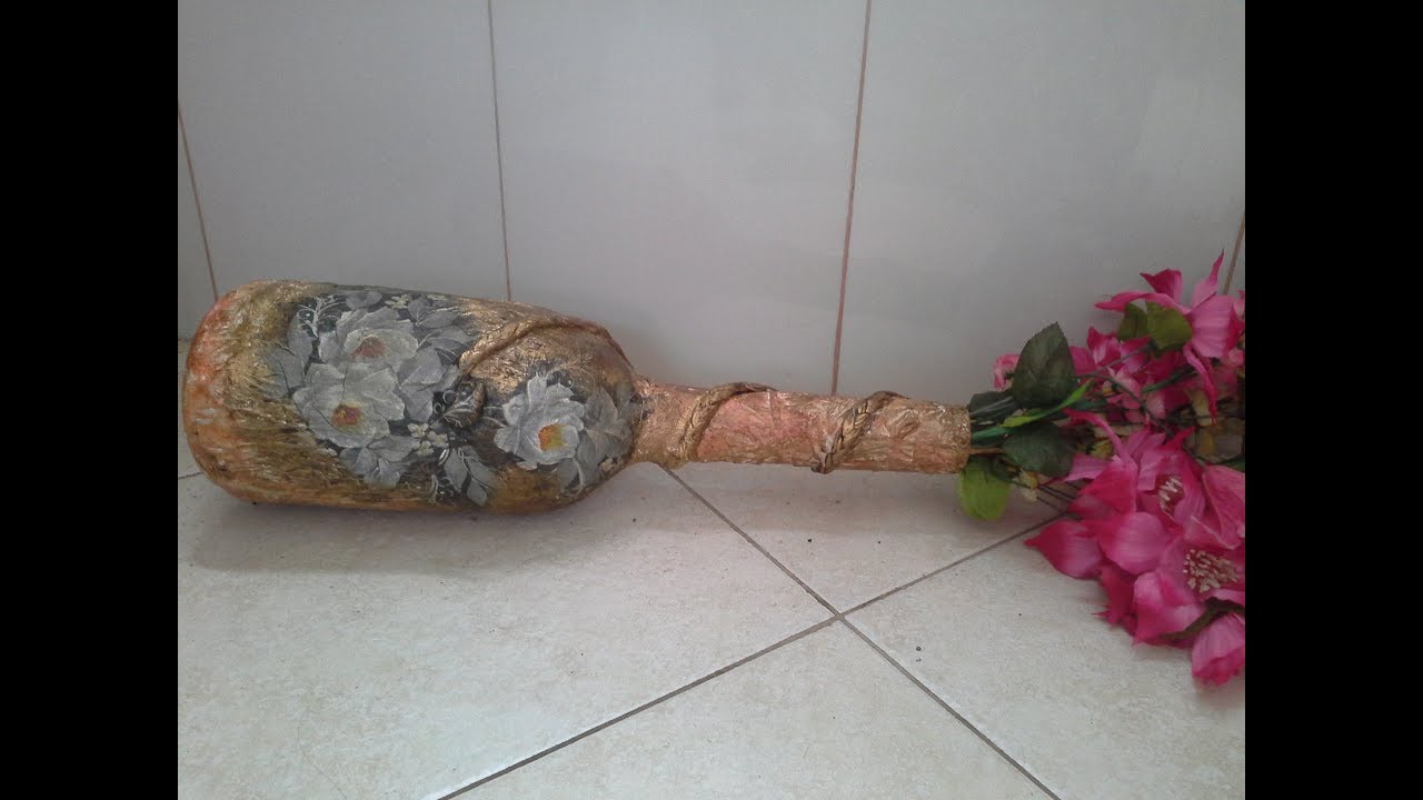 Como fazer uma garrafa grande reciclada com decoupagem.