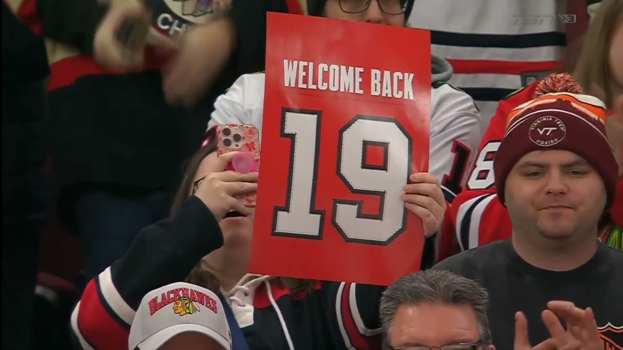  Chicago Blackhawks fans welcomes back Jonathan toews 