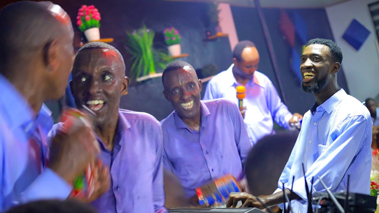 REV.MICHAEL NA PIANISTE DAUDI MU MUKUNGA HAMWE N'ABAYUMBE BAGIZE IGITARAMO CY'AMATEKA MBEGA IBIHE