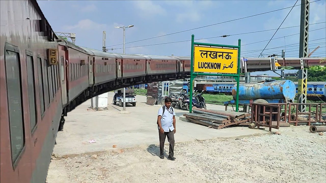 लखनऊ शहर से निकलकर घूमकर लखनऊ चारबाग पहुंचती हुई नीलांचल एक्सप्रेस।