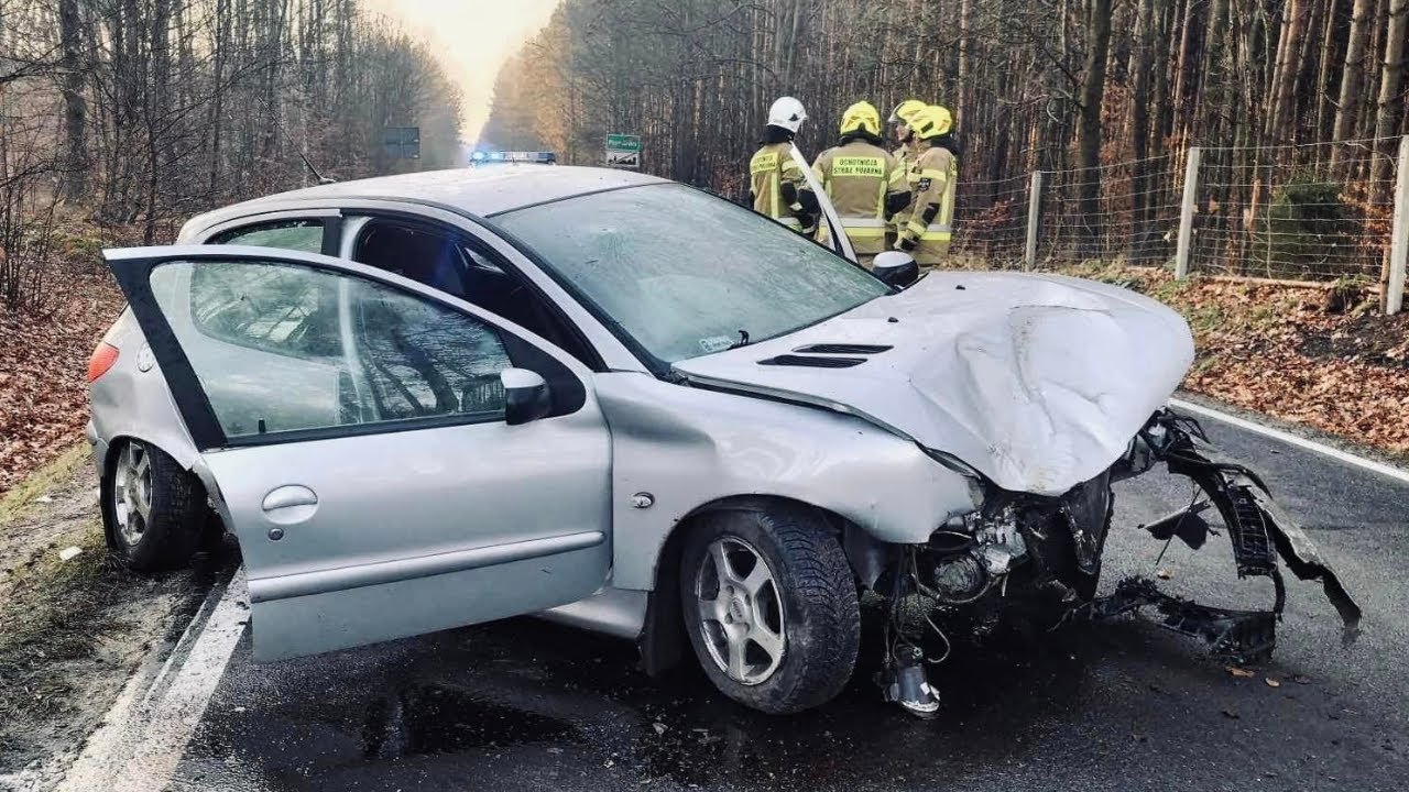 [ALARMOWO W SYLWESTRA] Wypadek - samochód uderzył w drzewo┃OSP Kupno 459[R]57