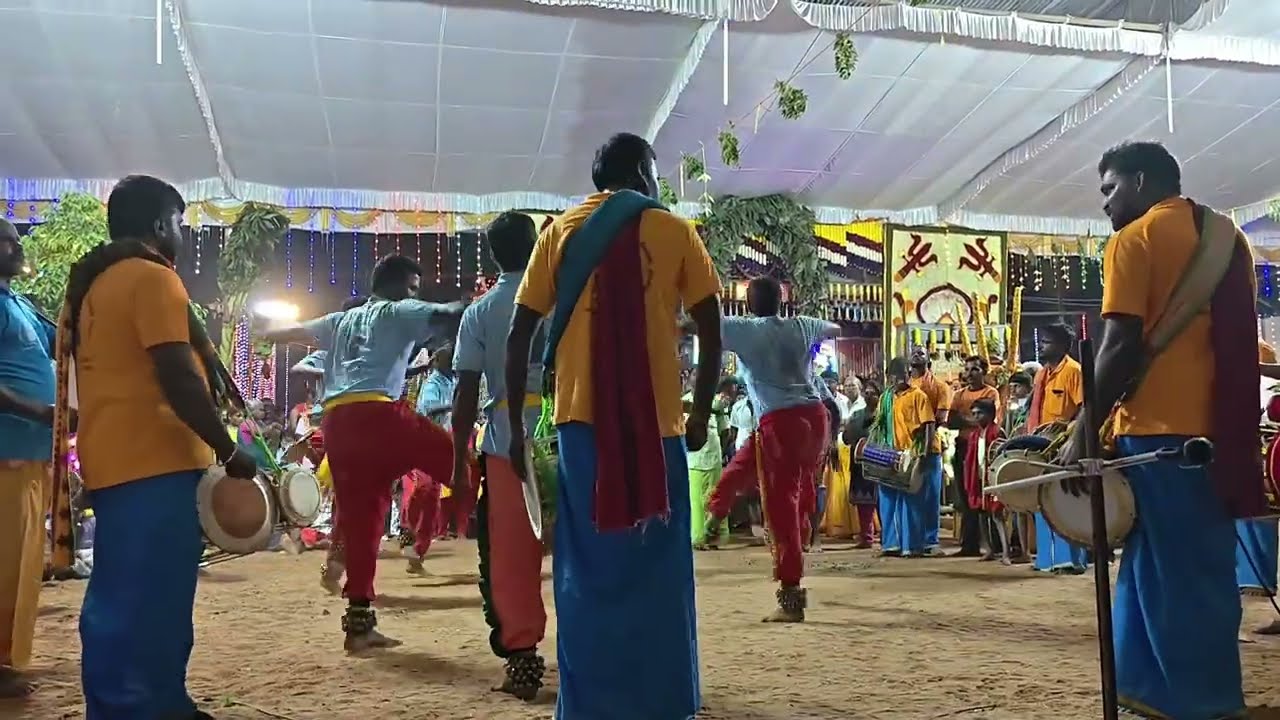 புழுதி பறக்கும் பம்பை கைச் சிலம்பாட்டம்...