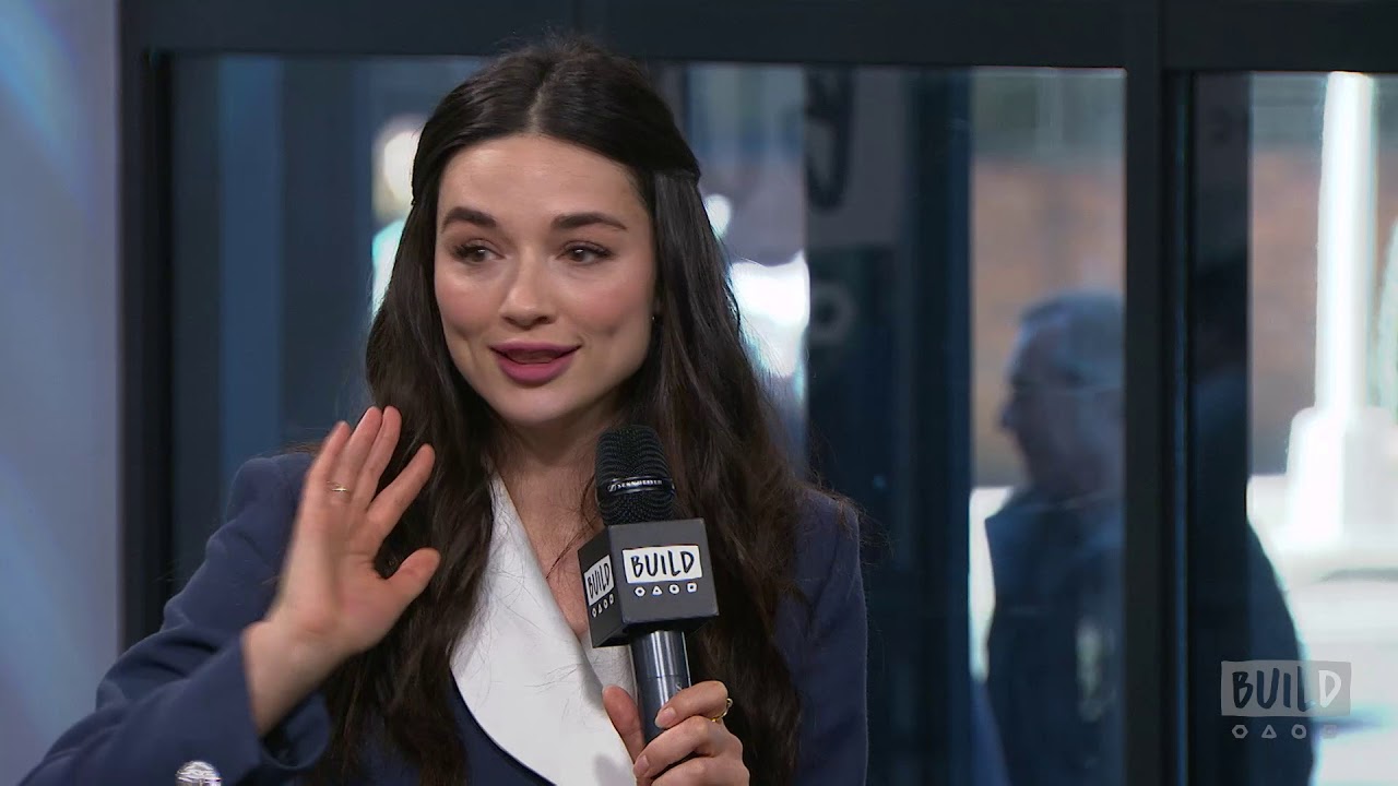Crystal Reed: "Robin Lord Taylor Pushes Me To Take More Chances"