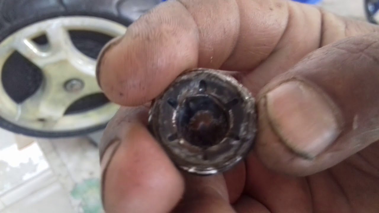 LM assistência técnica mostrando como tirar rodas do triciclo bandeirantes