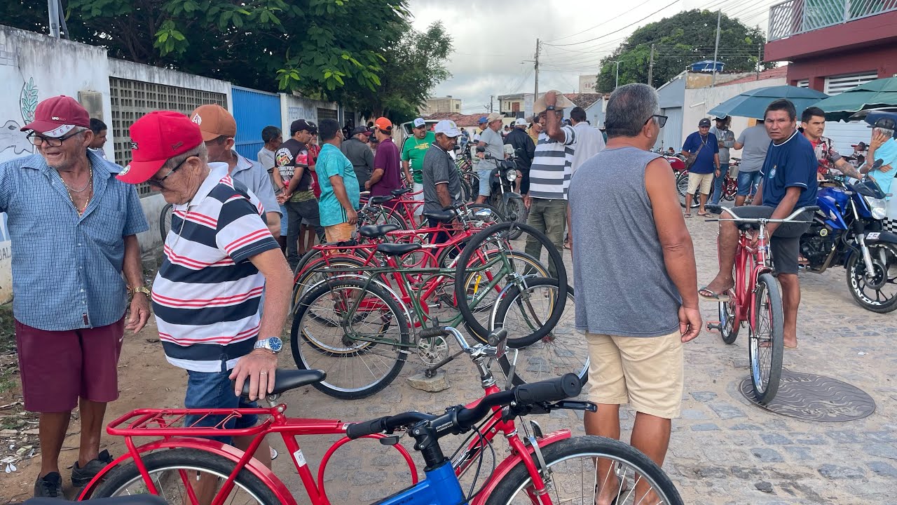 Lotado a feira da bicicleta monark e da troca nesse sabado.apareceram novas reliquias de bicicketas