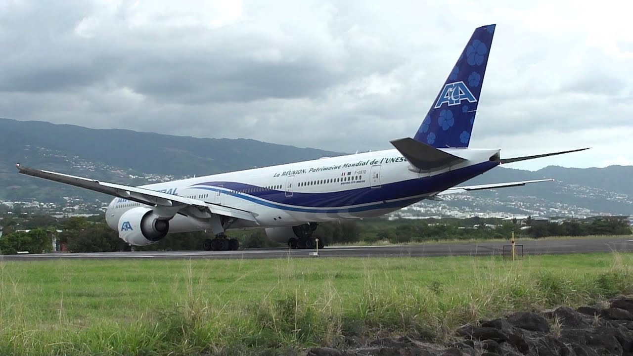 Take off rwy 30 Boeing 777-300ER Air Austral(FMEE/RUN)