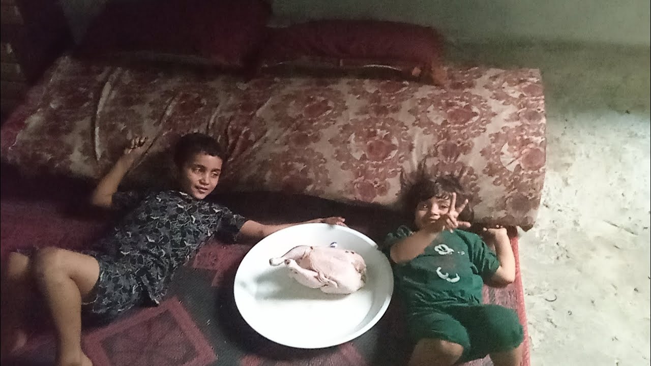هيك كانت فرحة عائلة بدخول الدجاج صورت لكم الفيديو على شان تشوفه الفرحة بعد حرمان والتجويع أطفالنا 🇵🇸
