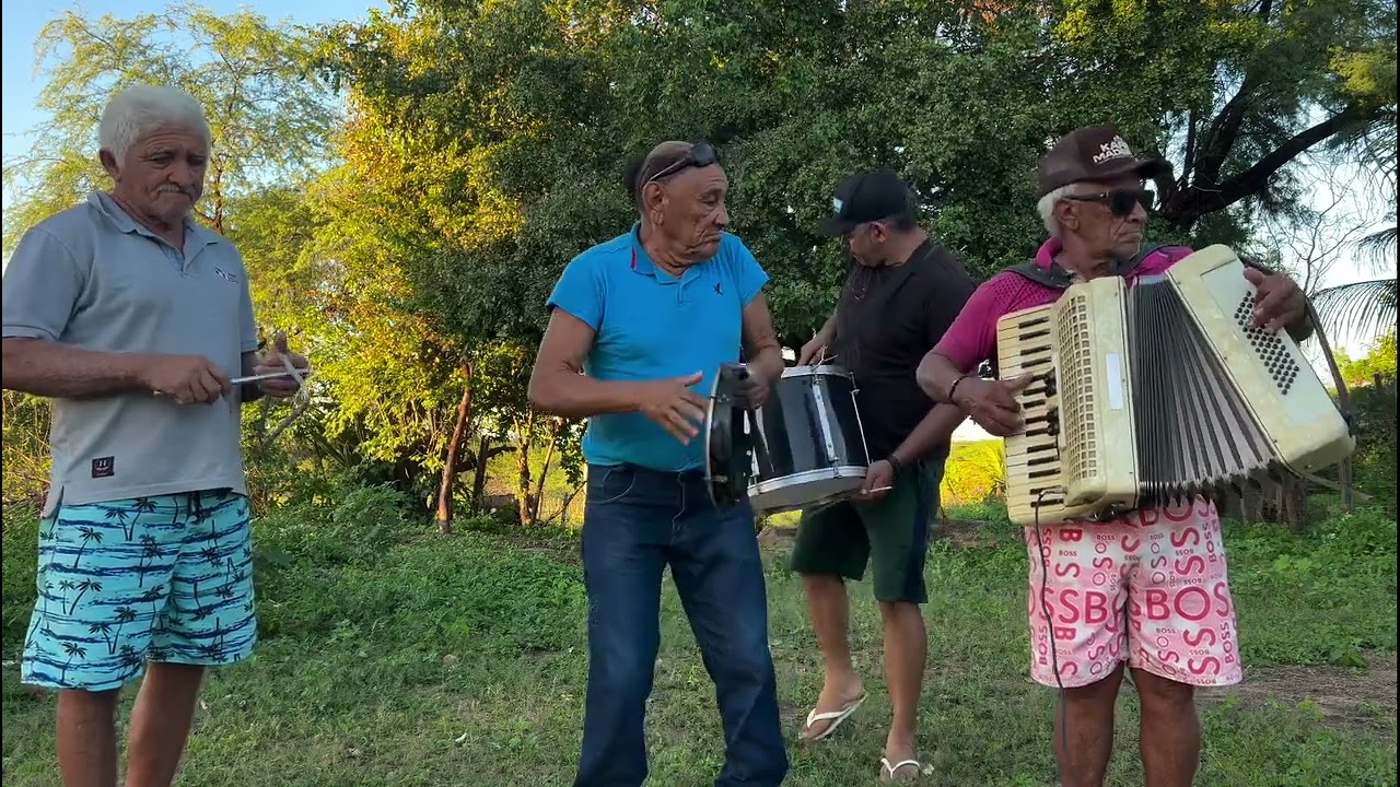 Geraldo Silvestre toca uma música na unha do Guaxinin de Elinio Julião 🪗💃🕺