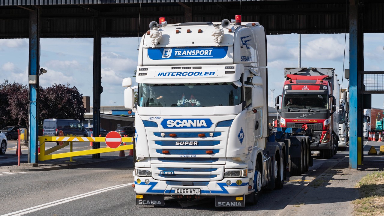 UK truck spotting, A hot and busy week at the docks.