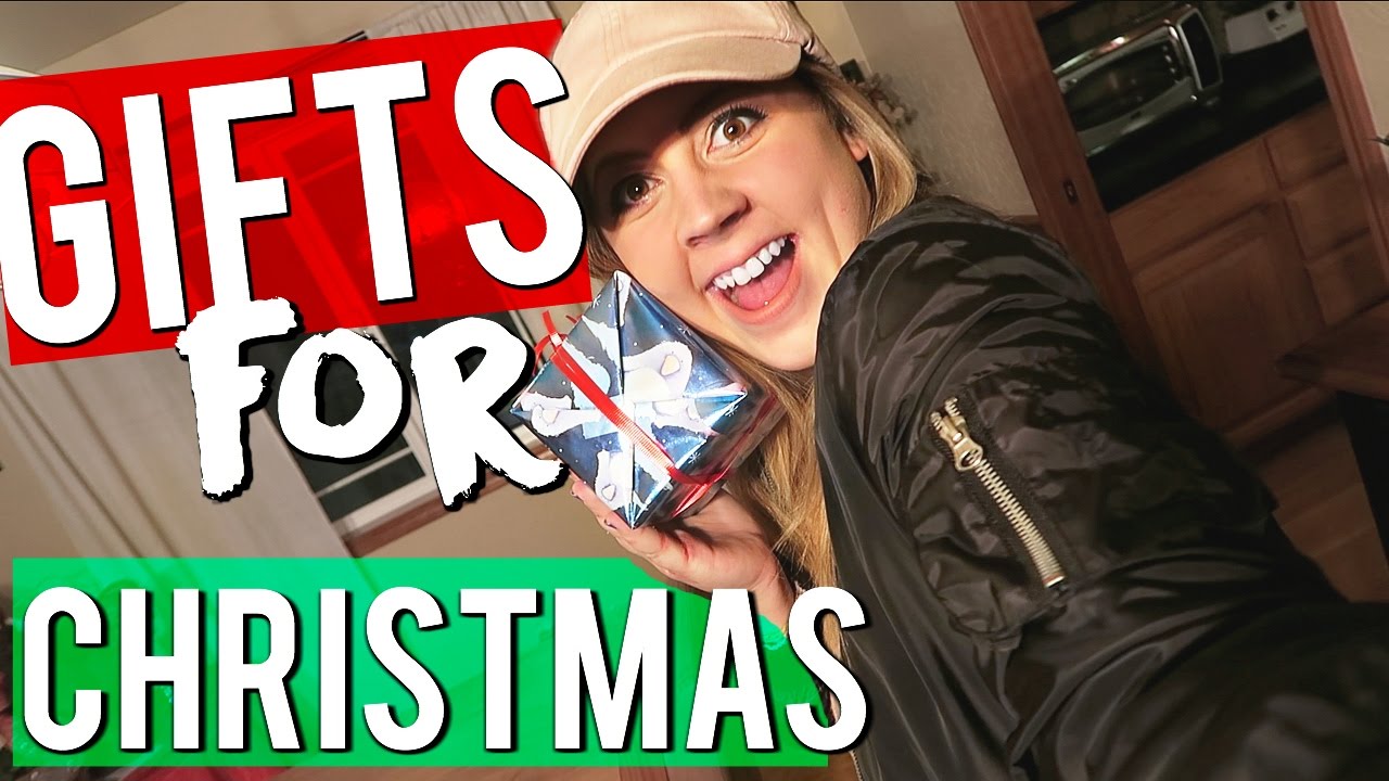 THE FIRST GIFT OF CHRISTMAS! Vlogmas 23, 2016