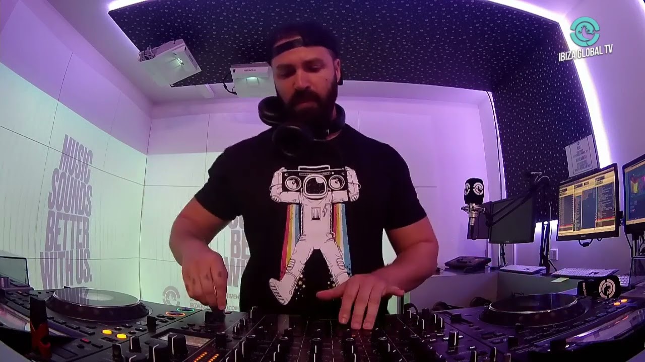 CAVALLI BOOKING LIVE RADIO SHOW WITH MANUEL GRANDI IN THE IBIZA GLOBAL RADIO STUDIOS 14.04.2022