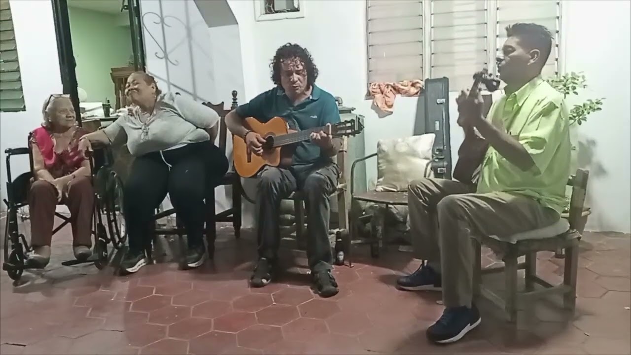 Una balada, en una noche inolvidable, canta AguaSala, acompañado con Omar Carrizales.