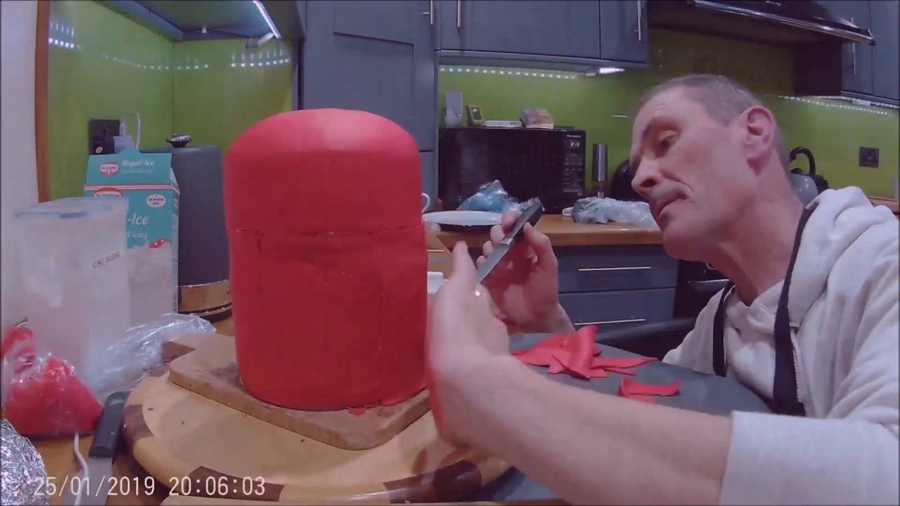 Franks Little Workshop makes a minion Spiderman cake????