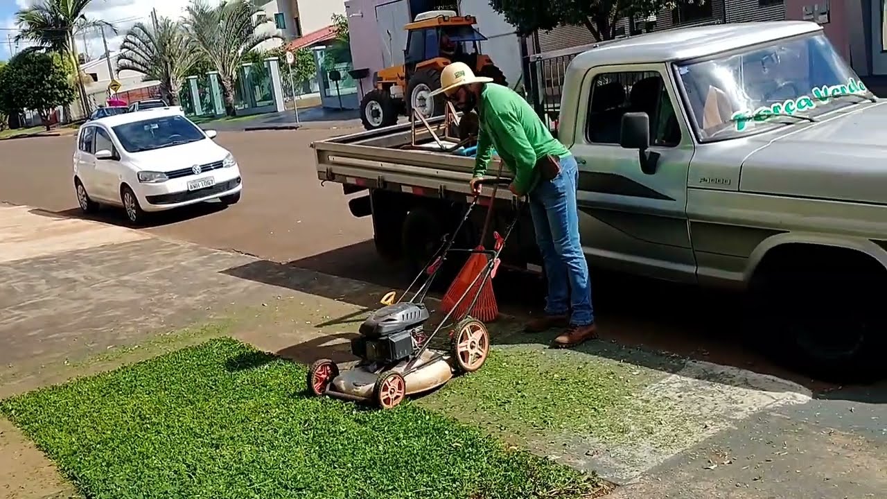 Poda de manutenção no gramado amendoim, com carrinho de cortar grama Kawashima LR220 H