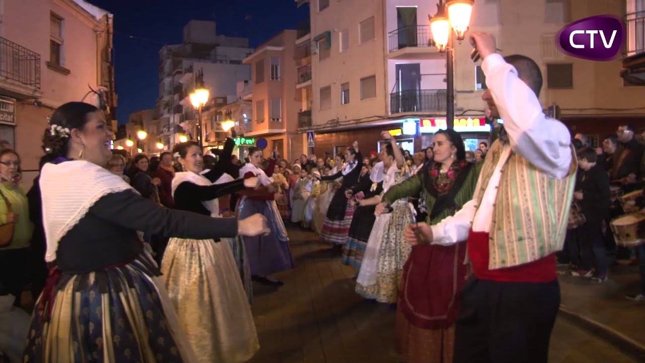 LES DANSES FALLERES RECORREN BONA PART DELS CARRERS DE L...