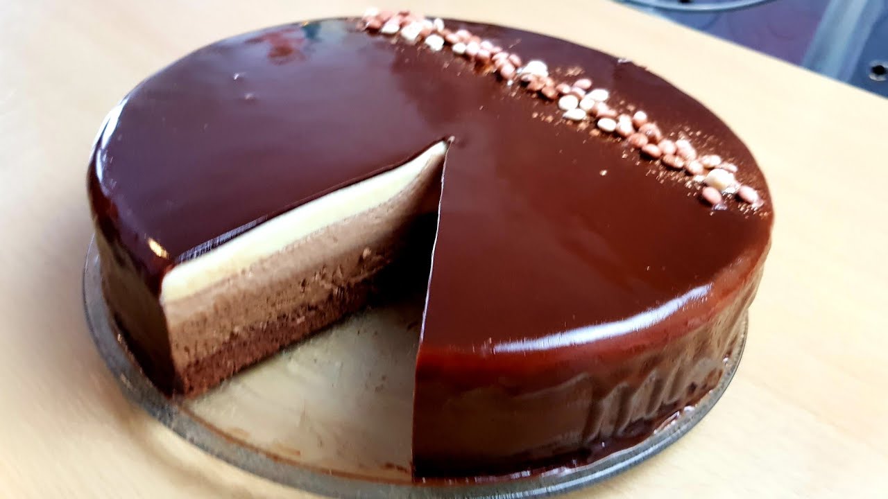 Entremet 3 chocolats avec un glaçage miroir au chocolat