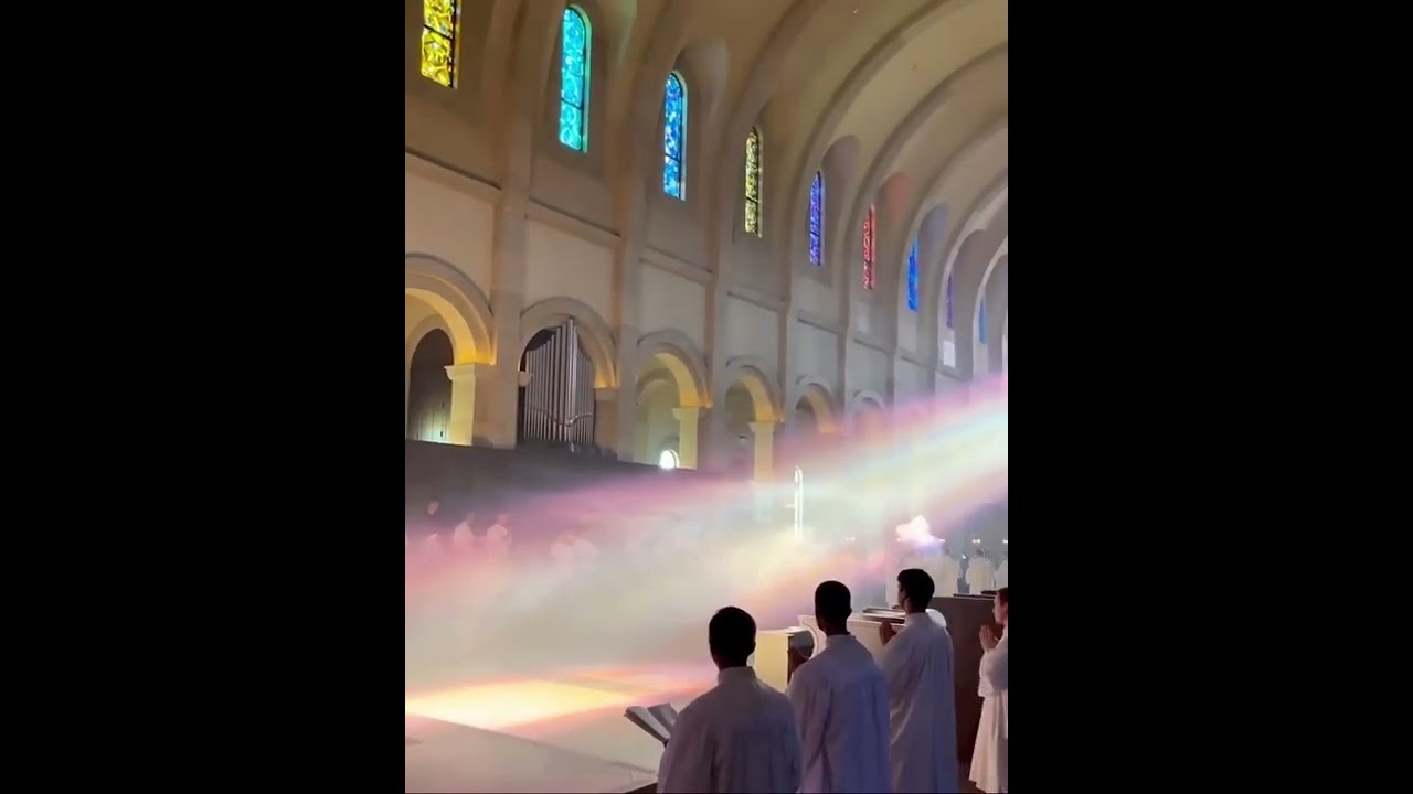 Lumi&egrave;re divine &agrave; l&rsquo;abbaye Saint Michel en Californie.  Communaut&eacute; des Norbertins.