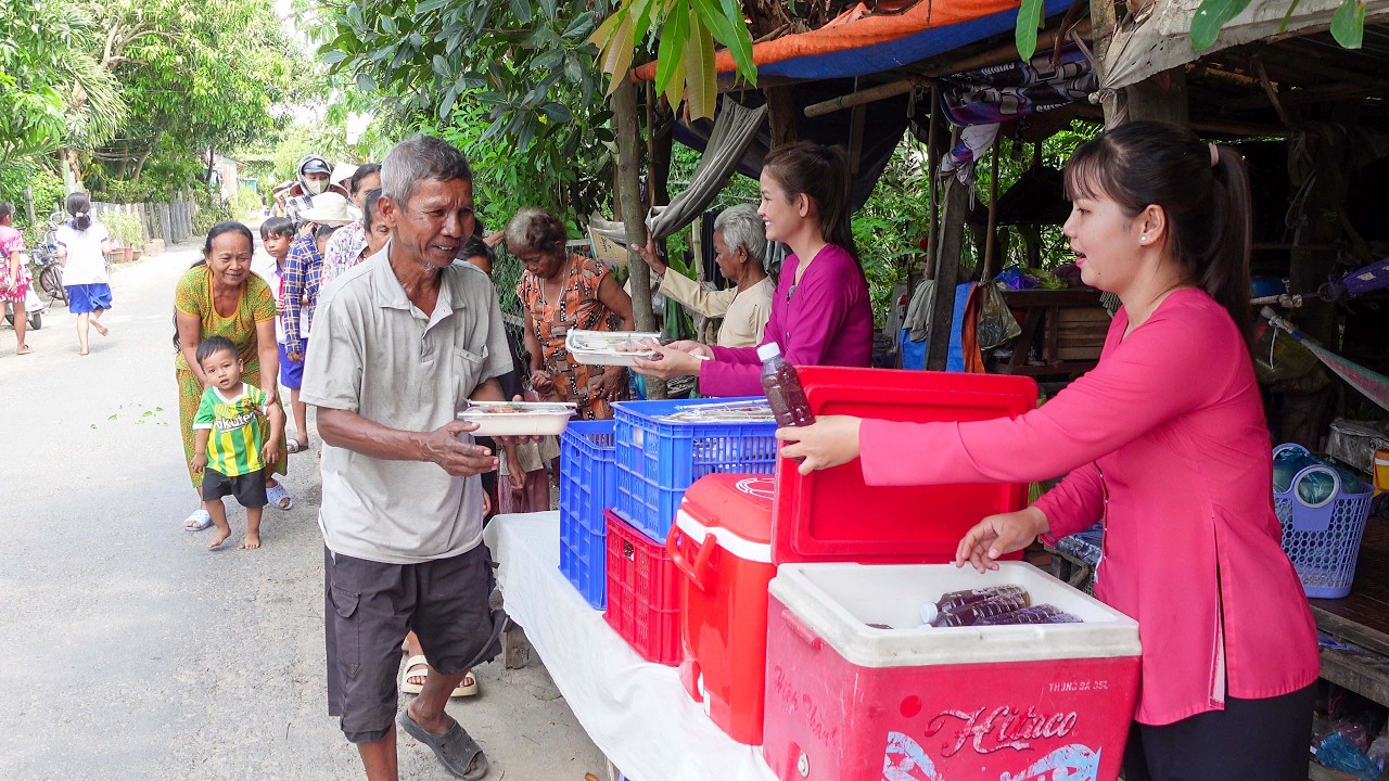 Anh Lộc Phạm Tặng 110 Phần Bánh Hỏi Chay Nước Hồng Trà cho Bà Con Khmer Ngày 30 Tháng Giêng |HQ#1858
